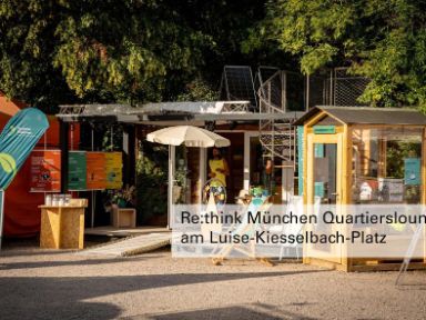 Infostand von Re:think München ; Text: Re:think München Quartierslounge am Luise-Kiesselbach-Platz