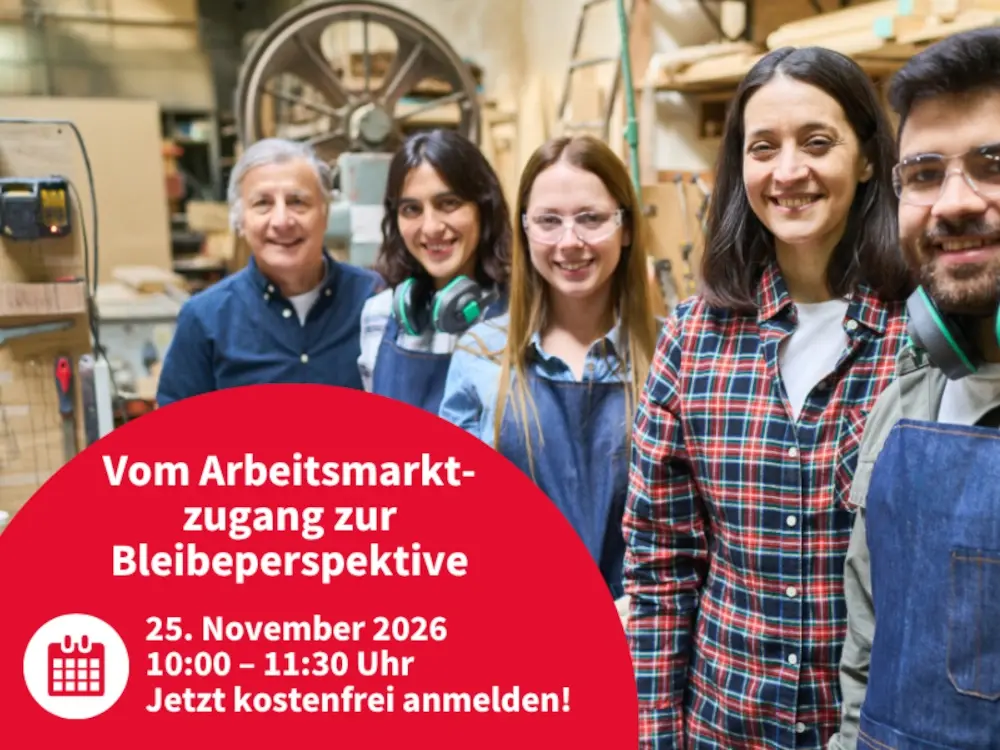 Lächelnde Menschen in Arbeitskleidung in einer Werkstatt