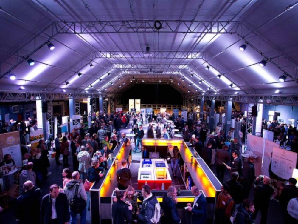 Tonhalle während der Startup Demo Night: Stände und Besucher*innen