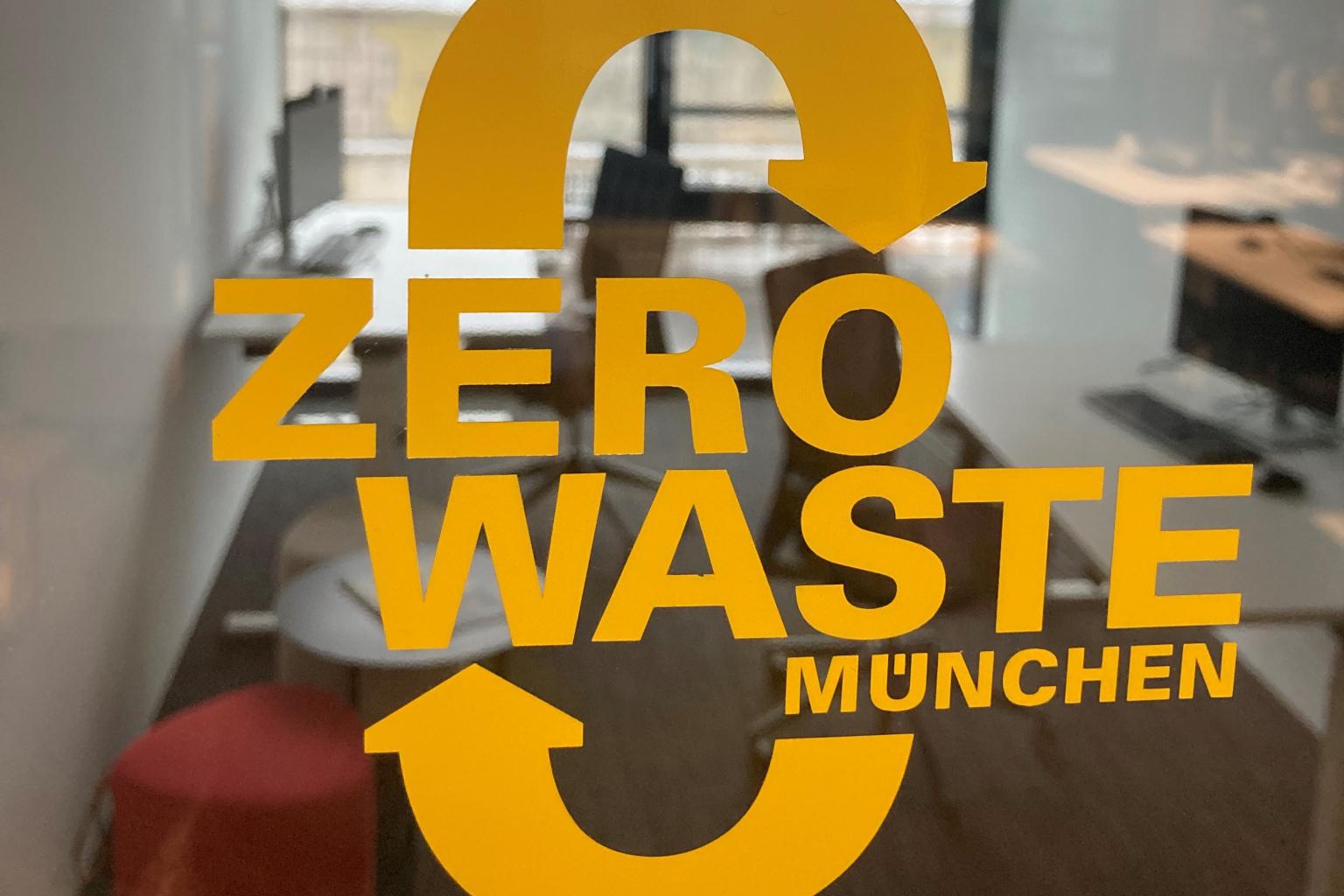 Blick durch die Tür ins Büro des Zero Waste Hub