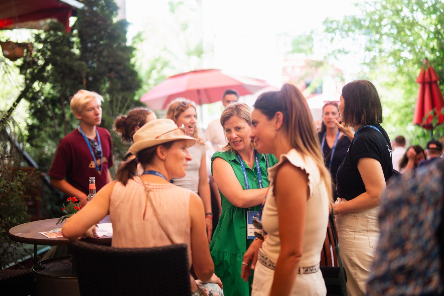 Besucher*innen im Gespräch beim Munich Startup Festival
