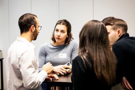 Vier Menschen im Gespräch