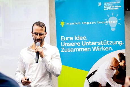 Munich Impact Incubator 2024 - Teilnehmer auf der Bühne mit Micro