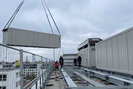 RZ Container wird aufs Dach gehoben