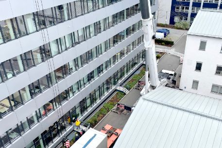 Container steht im Hof, bevor er hochgehoben wird