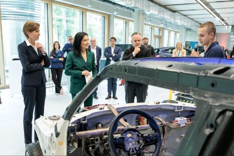 Tourgruppe vor Karosserie bei BMW