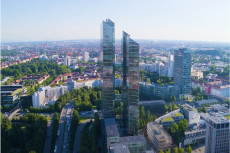 Ausblick über München. In der Mitte des Bildes sind die zwei Türme aus Glas von IBM, die 