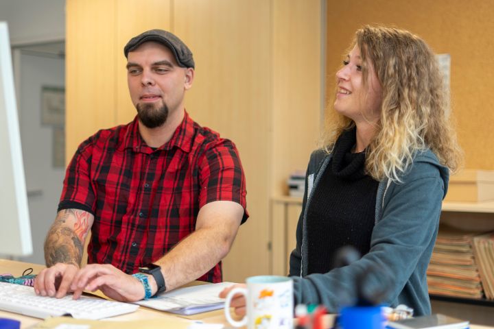 Gehörlose Nachwuchskraft Hollweck mit Ausbilder im Sozialreferat
