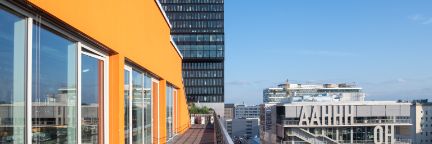 Blick im Münchner Werksviertel von Balkon des Werk 3 auf das Werk 12 mit den Großbuchstaben