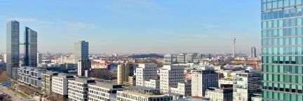 München Parkstadt Schwabing Blick von Norden auf die Firmen rechts von der A9 und die Highlight Towers