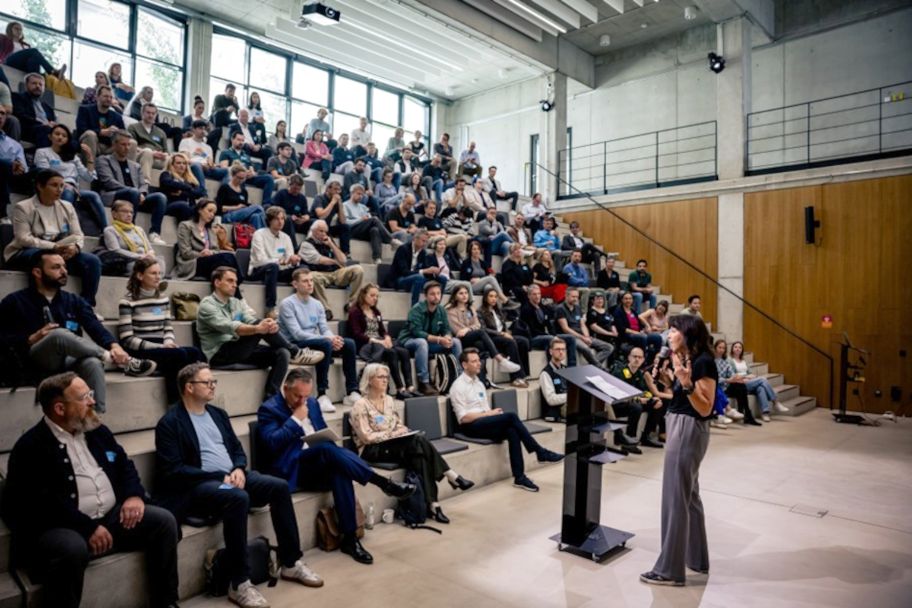 Zuhörer im Munich Urban Colab Auditorium mit Referentin