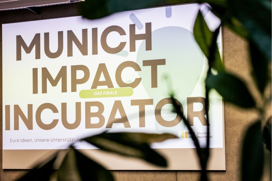 Munich Impact Incubator - Logo auf der Leinwand