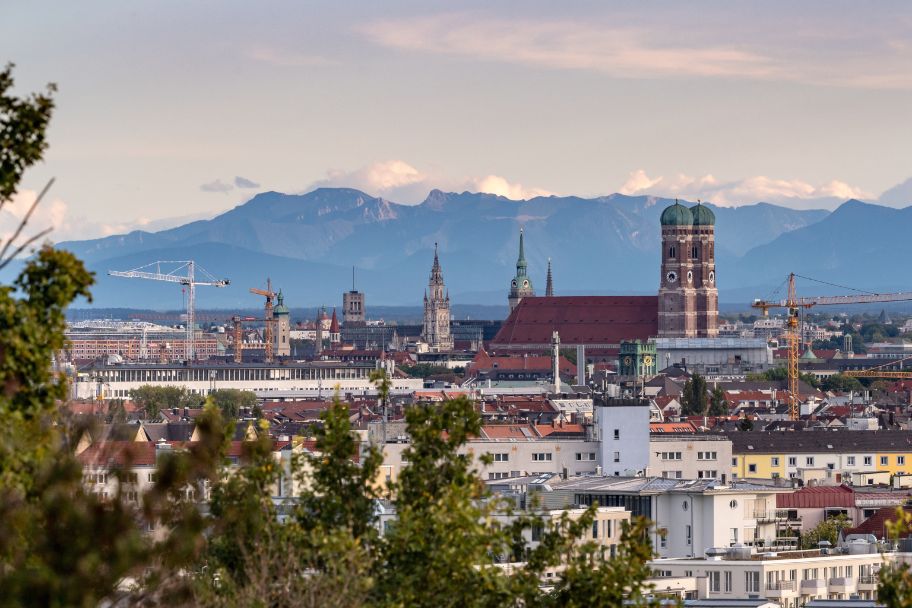 Stadtansicht München mit Frauenkirche vor Alpenpanorama