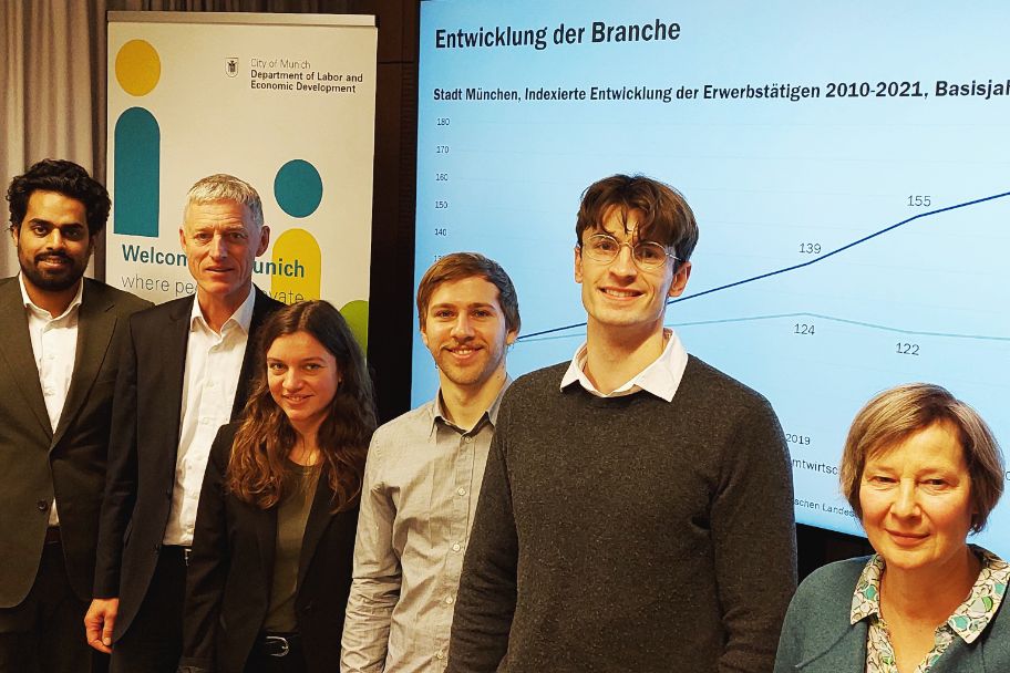 Teilnehmende bei der Vorstellung der Studie Umweltwirtschaft am 24.11.23