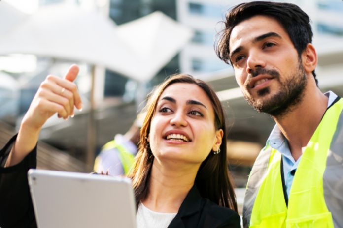 Zwei Beschäftigte im Bereich Logistik