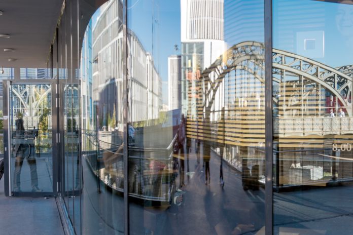 München Hackerbrücke gespiegelt in einer Glasfassade