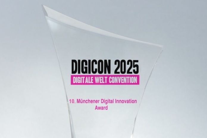 Gläserne Trophäe für den Digital Innovation Award 2025