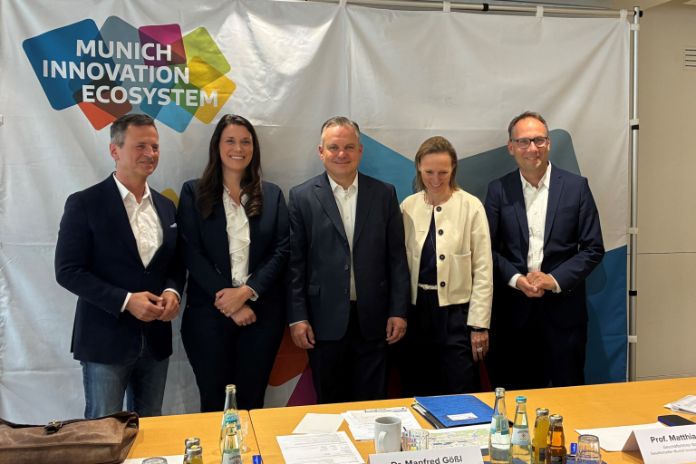 Podiumsteilnehmer vor Banner Munich Innovation Ecosystem - Innovationsagenda 2030