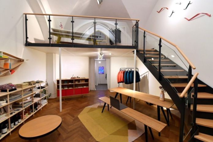 Blick in den Laden Nr. 16 im Münchner Rathaus mit Mode