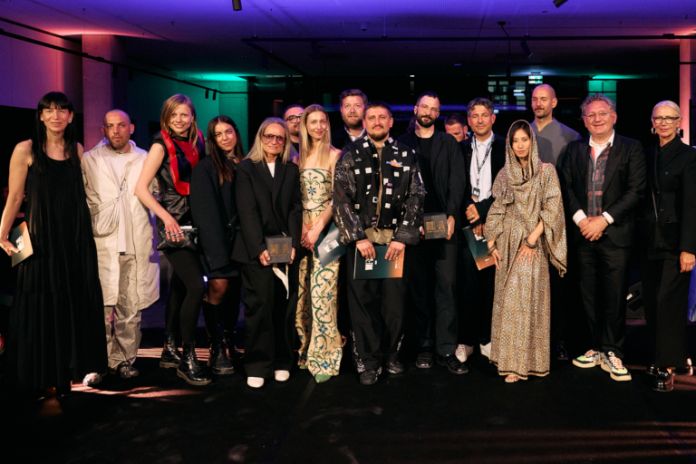 Munich Fashion Award 2025 - Gruppenbild mit Preisträger*innen und Jury