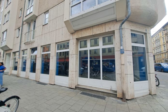 Fenster im Erdgeschoss eines Gebäudes