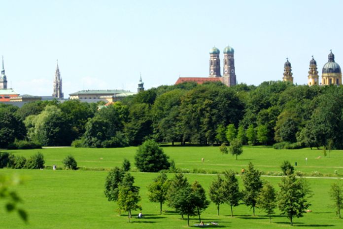 Stadtsilhouette von München, im Vordergrund der Englische Garten