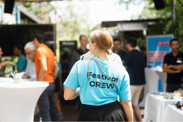 Ein Mitglied der Festival Crew auf dem munich startup Festival