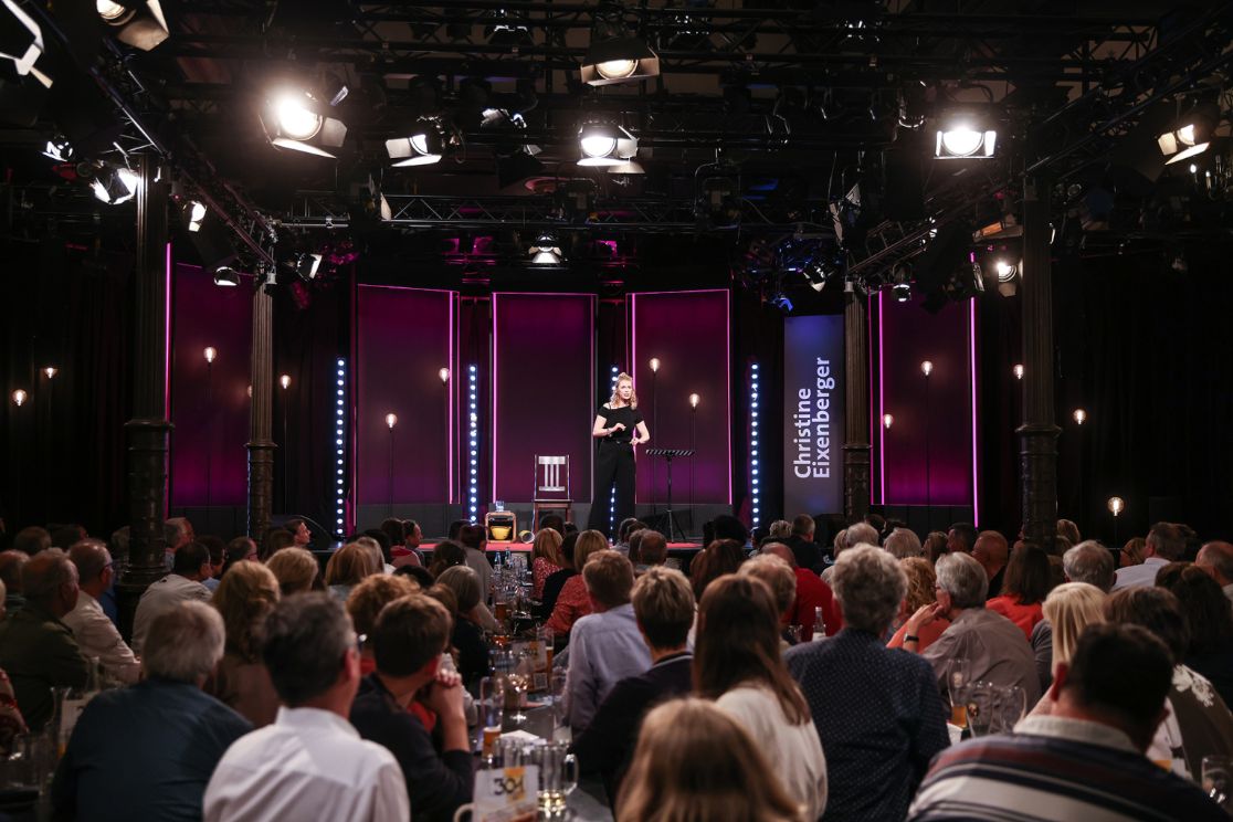 Kabarettistin Christine Eixenberger auf der Bühne