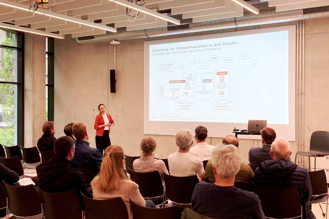 Vortrag zur Energiezukunft in Gewerbegebieten: Zuhörer und Referentin im Munich Urban Colab