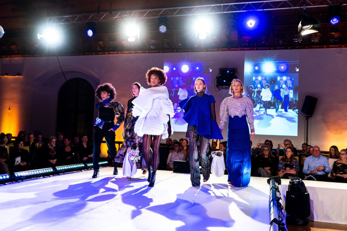 Outfits von Hanny Kainzbauer, nominiert für den Münchner Modepreis 2020, bei der Show auf der Bühne