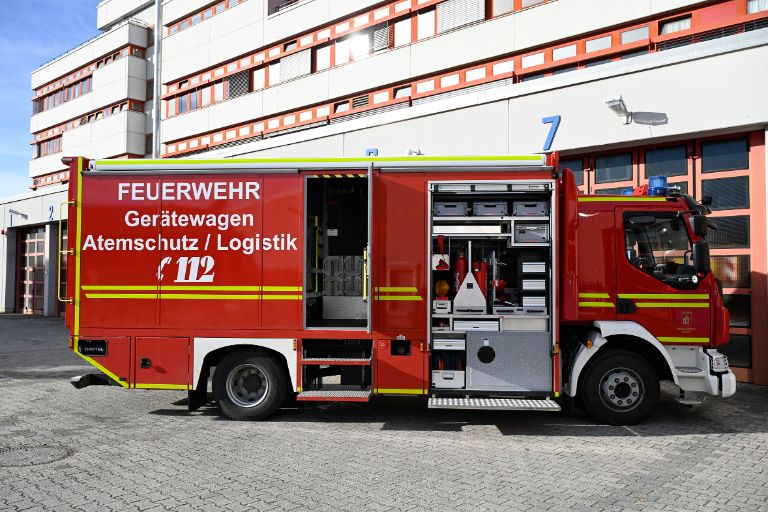 4x mit Presslufthorn unterwegs - Hilfeleistungslöschfahrzeug BF München 
