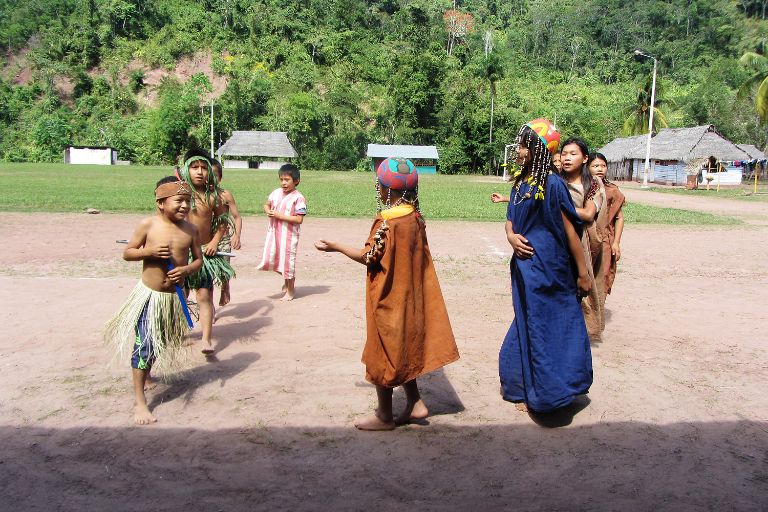 Illustrationsbild zum Projekt Buen Vivir, das indigene Dorfbewohner*innen auf einem Platz zeigt.