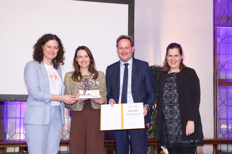 v.l.: Birgit Köbl (ReDI School of Digital Integration), Kristina Assenova (Social Impact), Stefan Lehmann (Generali Deutschland AG), Verena Dietl (Bürgermeisterin)