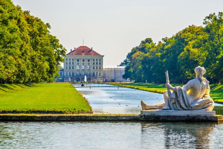 Schloss Nymphenburg mit Kanal und Statue