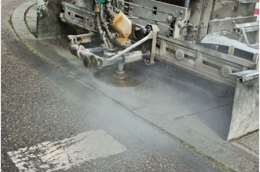 Bordsteinkante in der Waisenhausstraße wird beschliffen