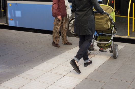 Leitsystem und besserer Einstieg mit Kinderwagen durch hohe Bordsteinkanten