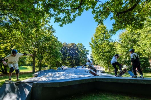 Durch eine niedrige Bauhöhe fügt sich der neu gestaltete Skatepark sensibel in das  Gartendenkmal Hirschgarten ein