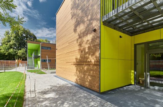 Zugänge zum Außenbereich:  Fassadenplatten aus Faserzement setzen farbliche Akzente