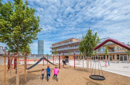 Blick von der Freispielfläche auf die Grundschule