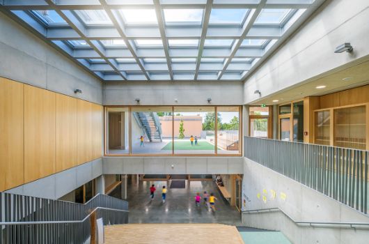 Zentrale Treppe in der Grundschule