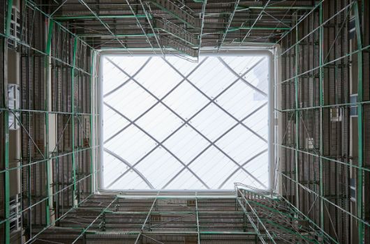 Blick auf die ungerichtete Gitter-Schalen-Tragkonstruktion des neuen Folienkissendachs