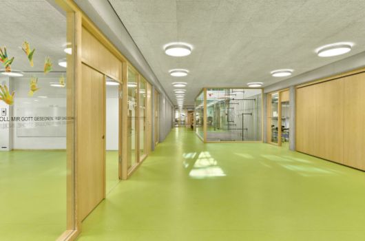 Lernhausbereich Erdgeschoss mit Blick auf Lichthof, angrenzenden Klassenzimmer und Ganztagsräumen 