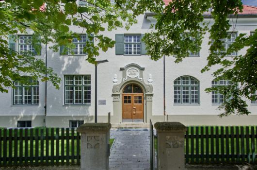 Haupteingang historisches Südfassade Haus 10b mit denkmalgeschütztem Zaun