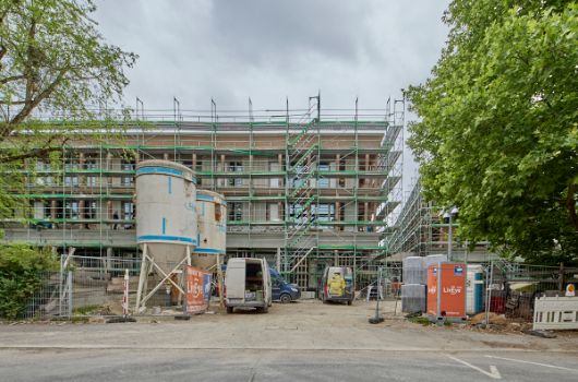 Fassade zur Traunsteiner Straße mit der großen Platane vor dem zukünftigen Eingang