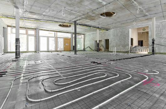 Verlegung der Heizschlangen für die Fußbodenheizung in der Pausenhalle