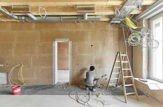 Zügiger Fortschritt bei den Elektroinstallationen in den Trennwänden