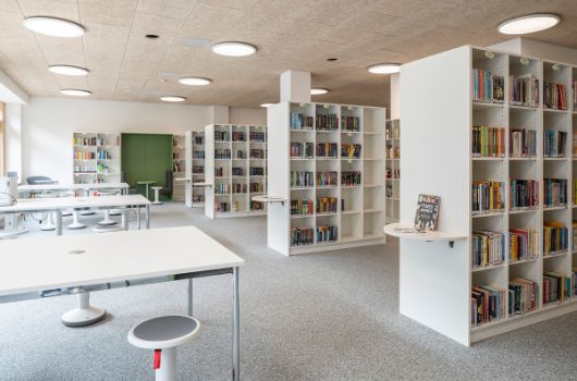 Die Bibliothek im ersten Obergeschoss steht beiden Schulen zur Verfügung
