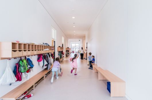 Lichtdurchflutete Garderoben im Haus für Kinder