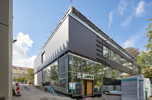 Neubau Klassenzimmertrakt mit Kita, Blick vom Schulinnenhof Südwesten 