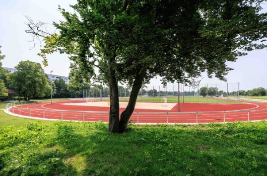Rundlaufbahn mit Volleyballfeld